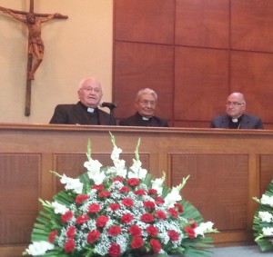 (de izquierda a derecha) Los Monseñores  José Mario Ruiz, Raúl Vela y Julio Parrilla 