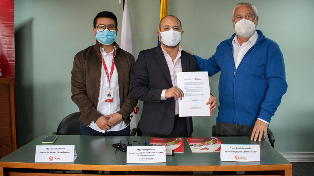 Cáritas Ecuador y la SNGRE, firman convenio de prevención ante desastres