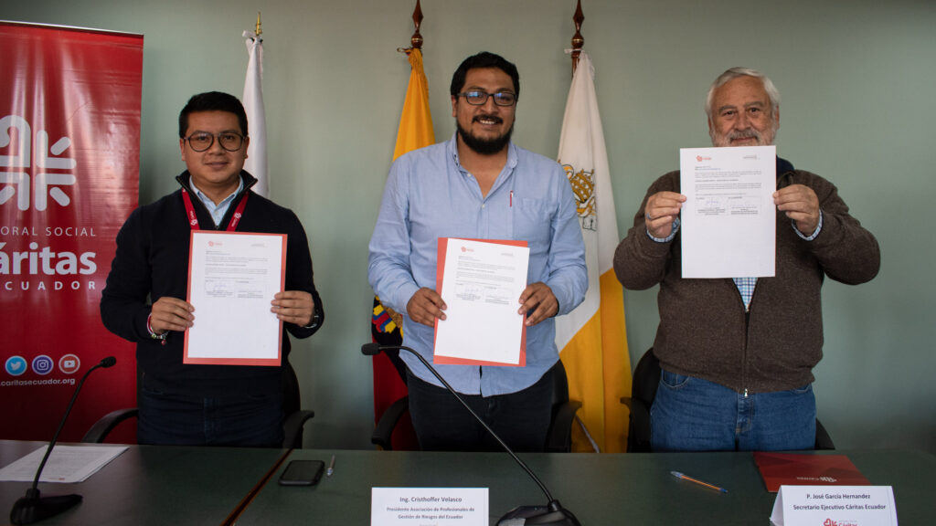 Cáritas Ecuador firma un convenio con la Asociación de Profesionales de Gestión de Riesgos