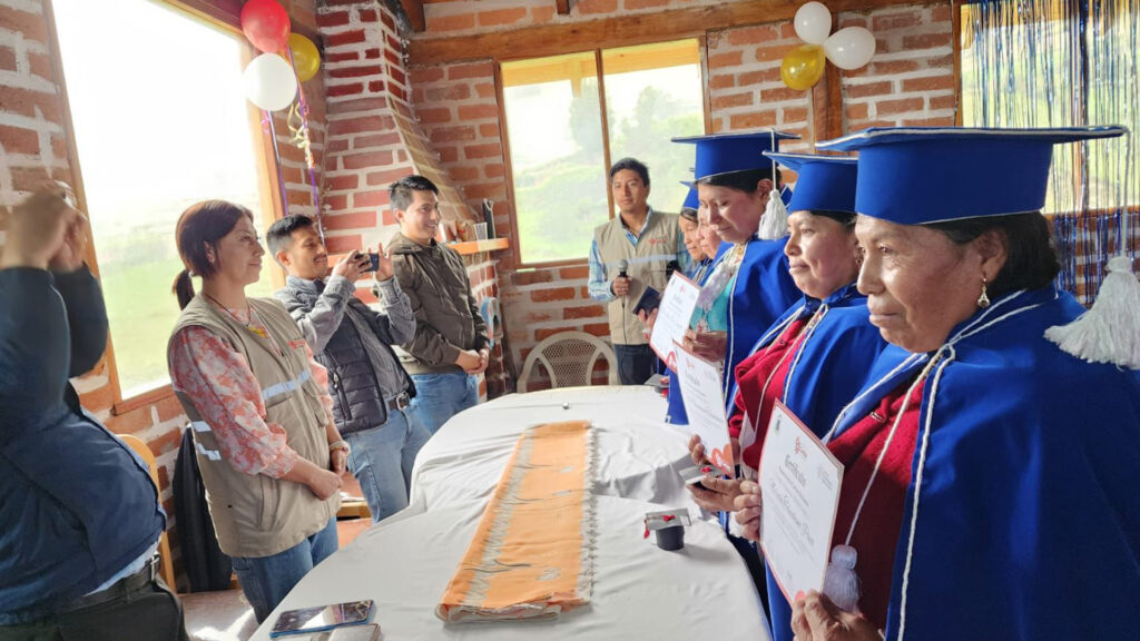 En Chimborazo: 101 personas de las comunidades campesinas se gradúan en DHIS
